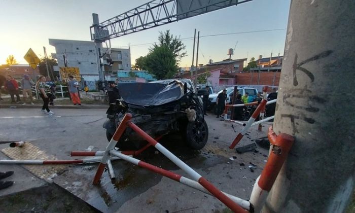 Florencio Varela: cruzó con las barreras bajas y fue embestido por el tren