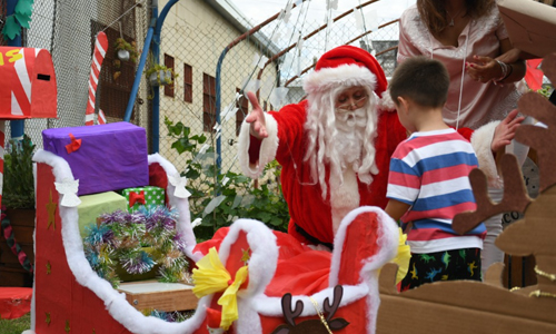 Papá Noel visitó una de las cárceles de Los Hornos y entregó regalos a los niños y niñas