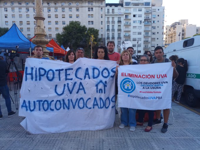 Hipotecados UVA: realizaron un “colchonazo” de protesta “contra el ajuste al pueblo” en Congreso