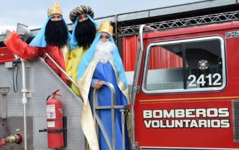 Bomberos y los Reyes Magos reciben golosinas para repartir a los niños