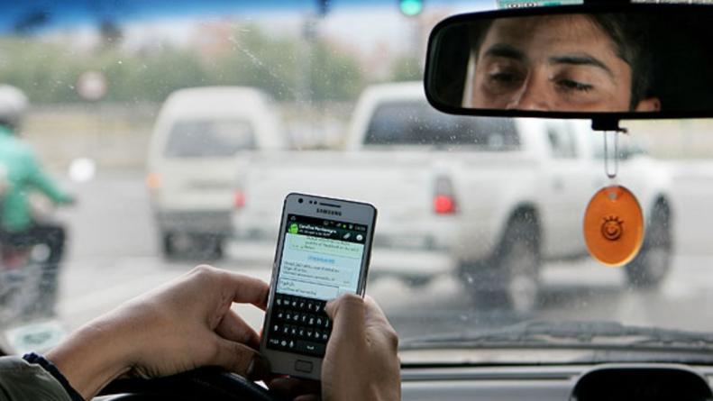 Lanzan una campaña contra el uso del celular en automóviles en la provincia de Buenos Aires