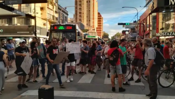Estudiantes universitarios y vecinos manifestaron en la estación de Quilmes en contra del DNU