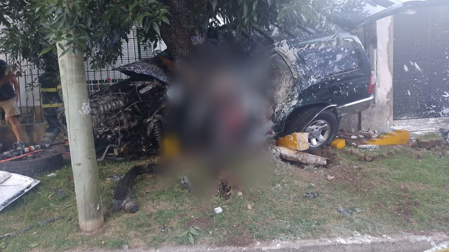 Robaron en Ezpeleta, escaparon de la Policía y se incrustaron en un árbol en Bernal: dos ladrones fallecidos y tres detenidos