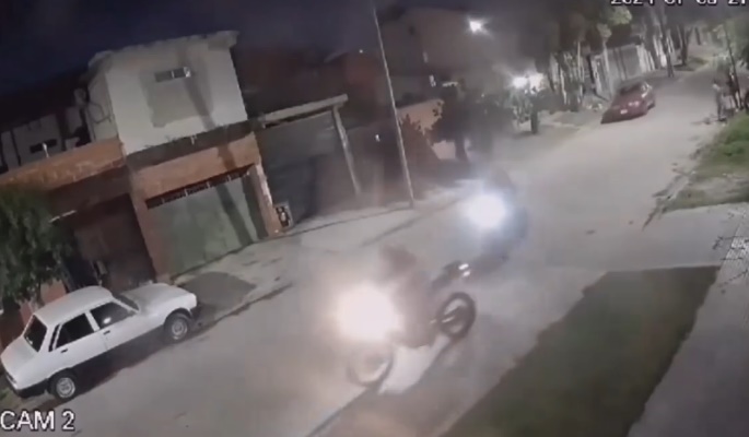 Le robaron la moto, un vecino intentó auxiliarlo encerrando con su auto a los ladrones pero igual se dieron a la fuga en Ezpeleta