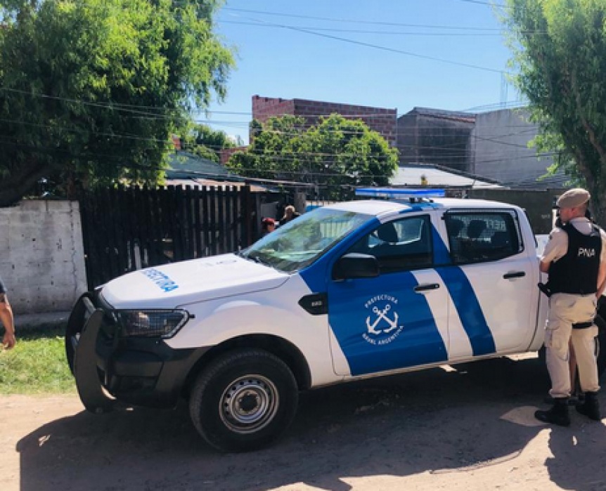 Esperaba el colectivo y lo asaltaron a punta de pistola en Quilmes: un detenido