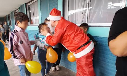 En la Unidad 23 de Florencio Varela, Papá Noel sorprendió con regalos a los niños y niñas de las visitas