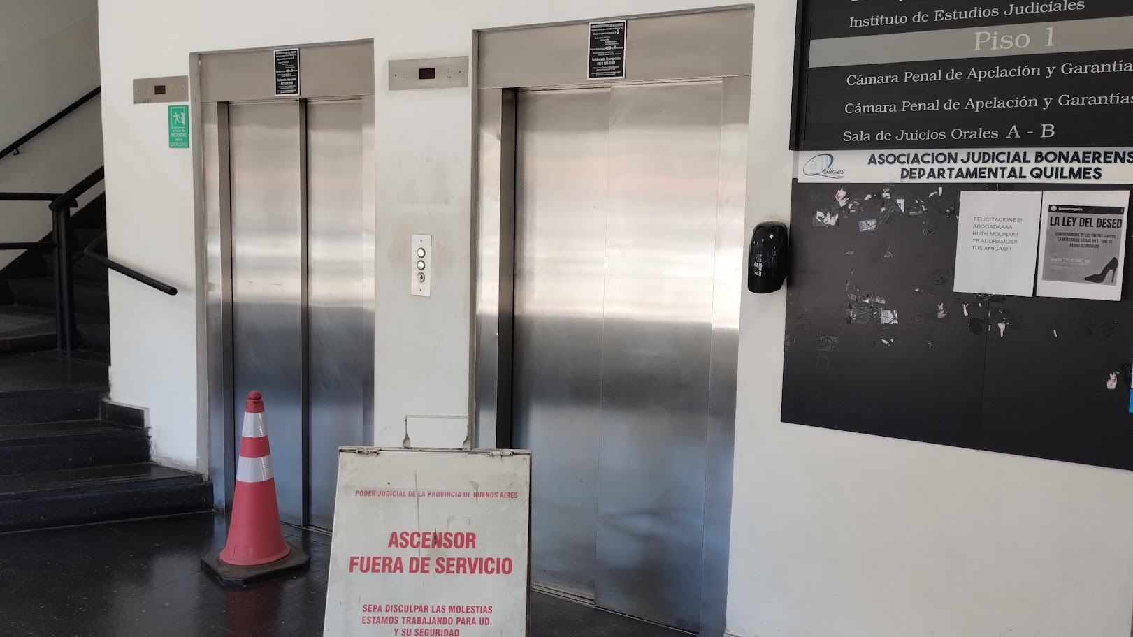 Siguen sin funcionar los dos ascensores públicos de los Tribunales Penales de Quilmes y crecen las quejas de empleados y abogados