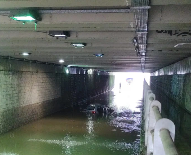 Un hombre murió ahogado en auto que se atascó en túnel inundado de Berazategui