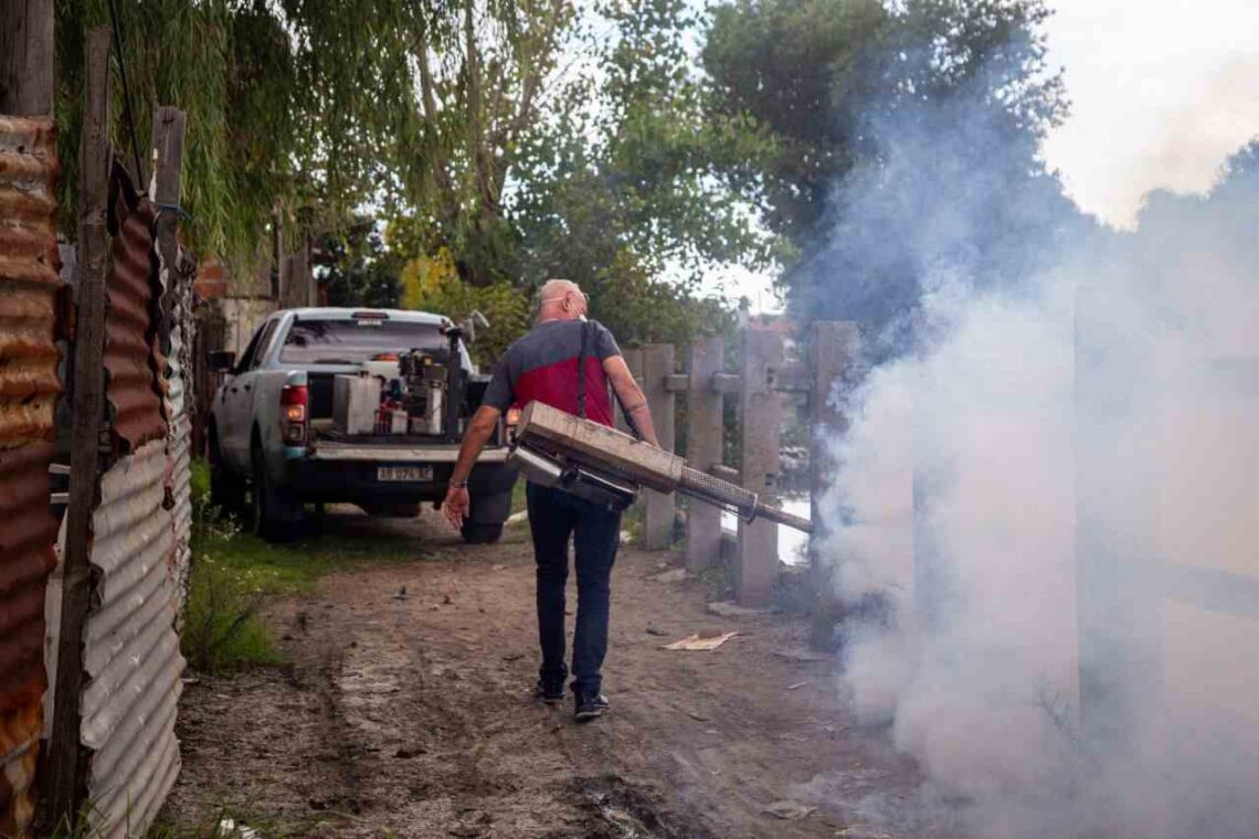 Ante la invasión de mosquitos la Comuna de Quilmes lleva adelante fumigaciones en todos los barrios del distrito