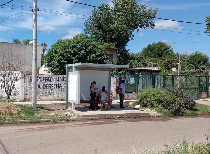 Florencio Varela: colocaron siete refugios en paradas de transporte público