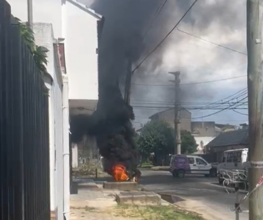 Se incendió una cámara subterránea de Edesur en Bernal Oeste: quedaron sin luz