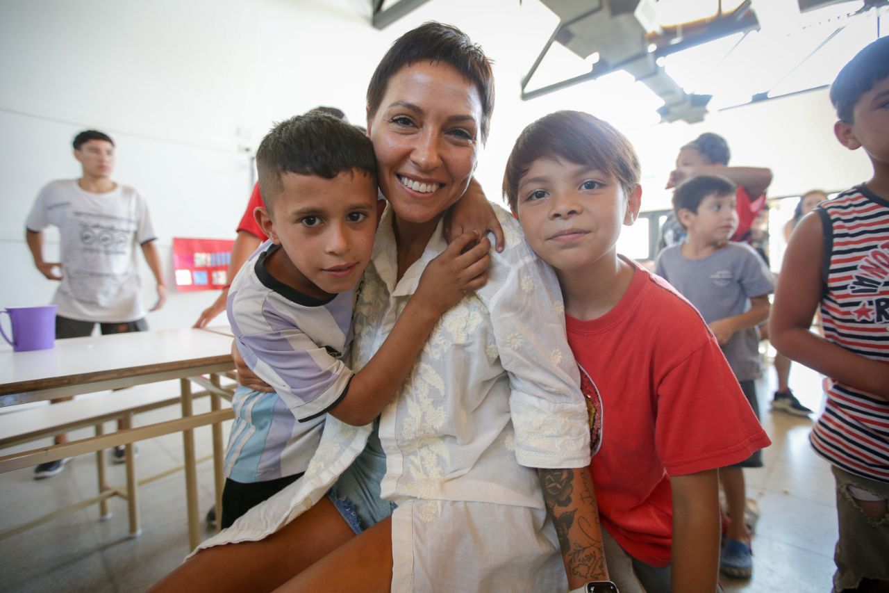 Mayra Mendoza recorrió el aula móvil del Centro Comunitario “Jorge Novak” y conversó con los jóvenes