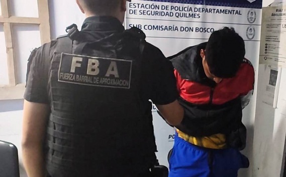Detuvieron a un sujeto en Villa Itatí, con un arma robada y 380 mil pesos en una mochila