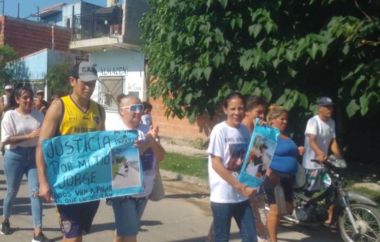 Vecinos movilizaron a la sede de la comisaría 7° de Bernal y denuncian que a joven trabajador lo mataron tras haber sido detenido