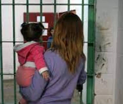 Piden la prisión domiciliaria para una madre que amamanta tres veces por día en la cárcel