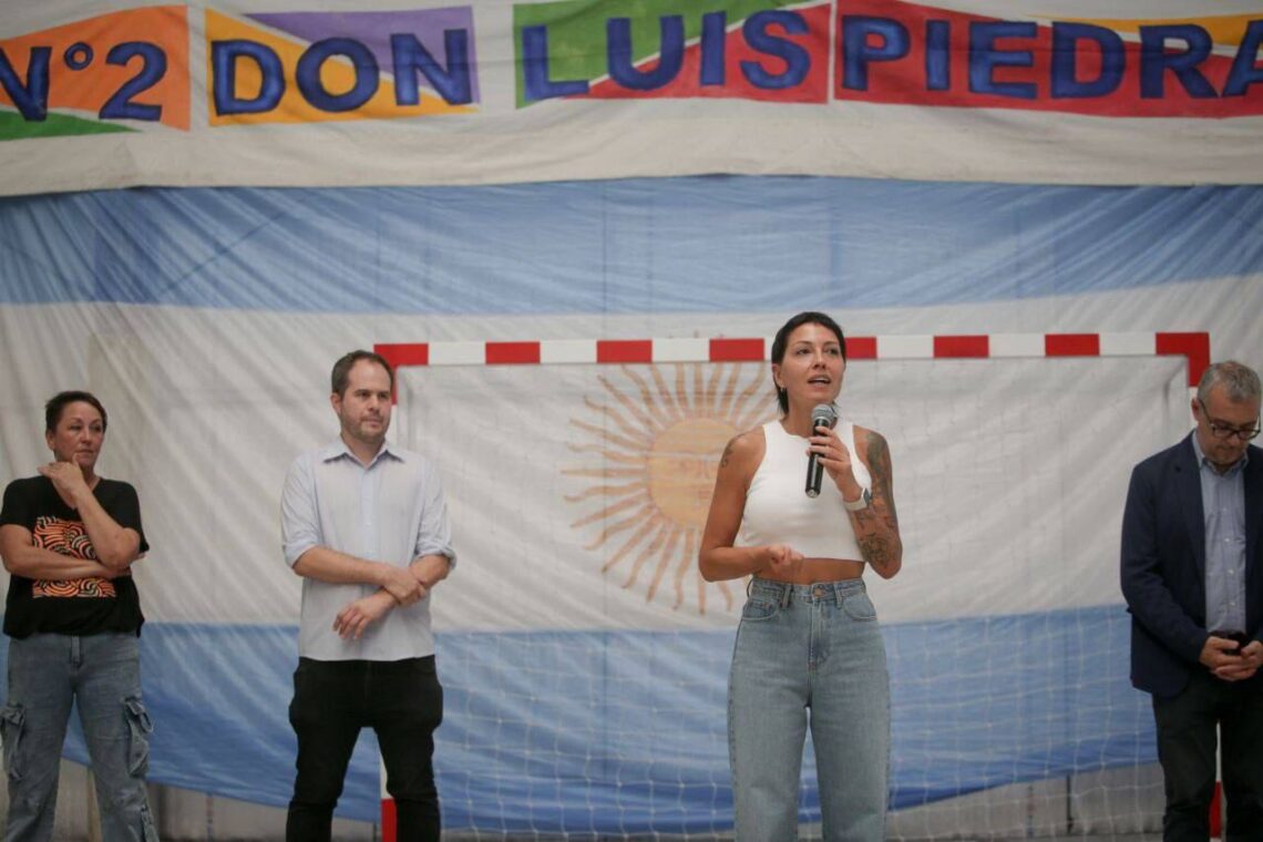 Mayra Mendoza inauguró el gimnasio de la EES N° 2 de Solano: “que tengamos esta obra realizada tiene que ver con un Estado presente”