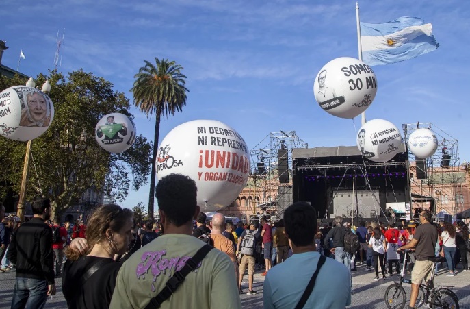 Los organismos de derechos humanos marchan a Plaza de Mayo en el primer Día de la Memoria de la era Milei