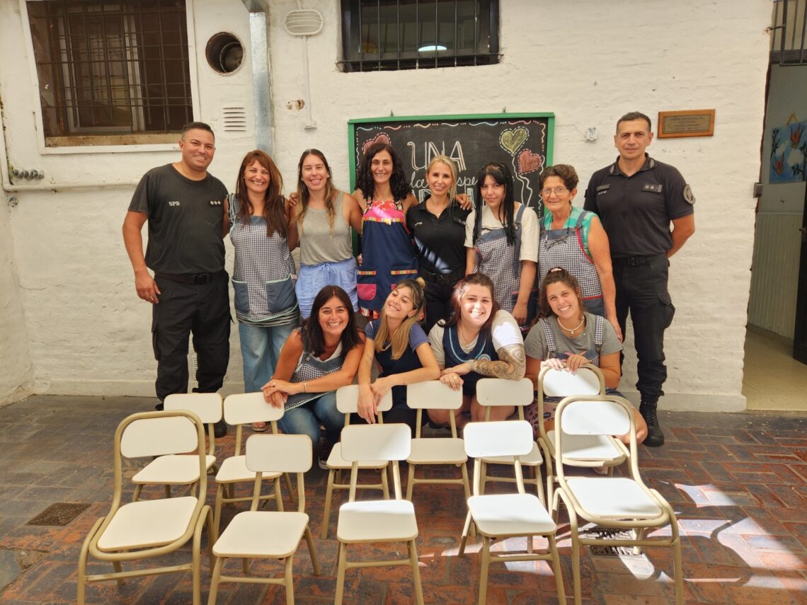 En una cárcel de La Plata restauraron sillas de un Jardín Municipal de Villa Elvira