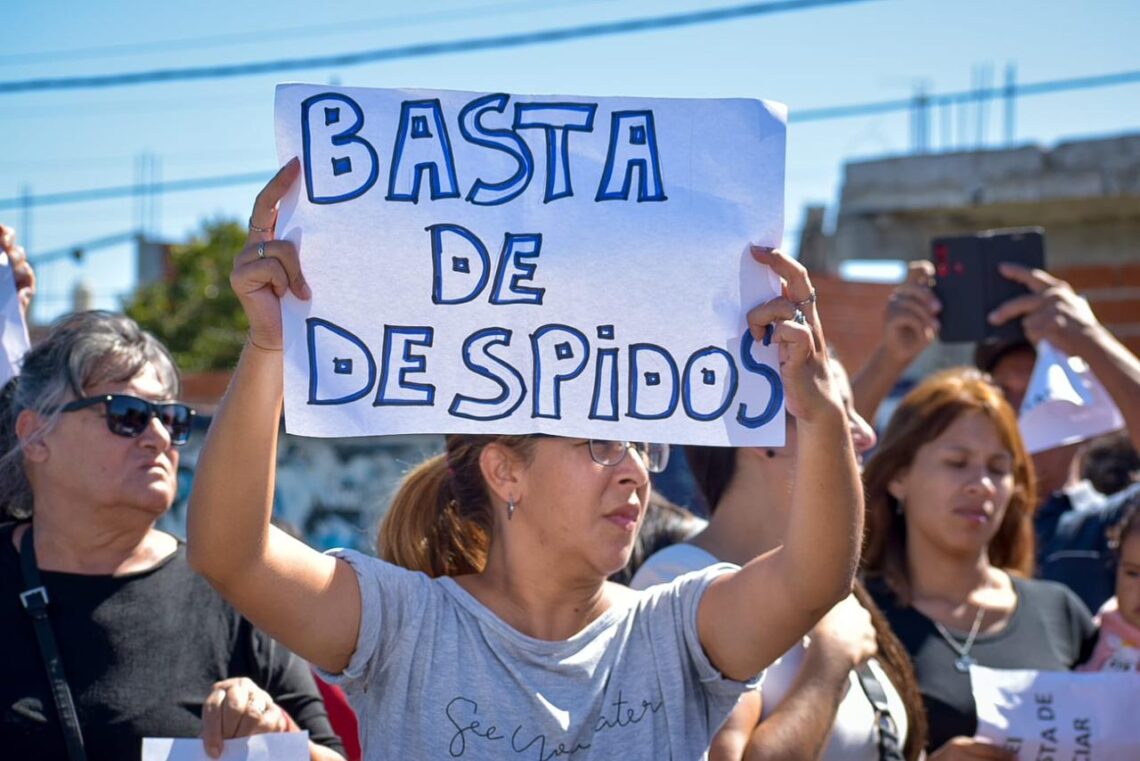 Abrazo solidario en el ANSES de Ezpeleta repudiando el despido de empleados