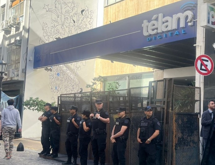 La agencia Télam vallada; sin operar y con sus trabajadores licenciados