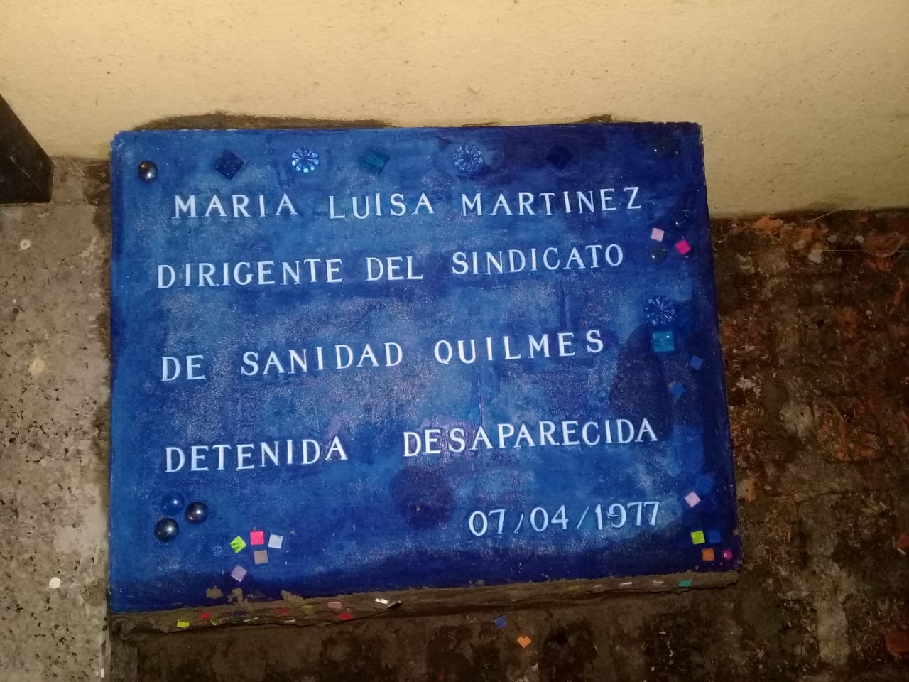 Colocaron baldosa por la memoria en homenaje a partera desaparecida en la dictadura militar en Quilmes