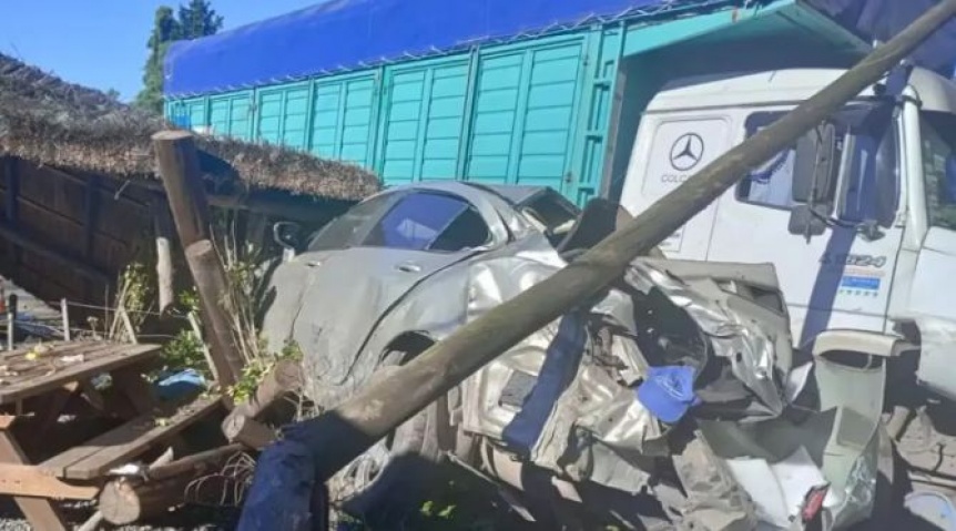 Accidente trágico en El Pato: un camión salió de la Ruta 2 y colisionó contra una parrilla