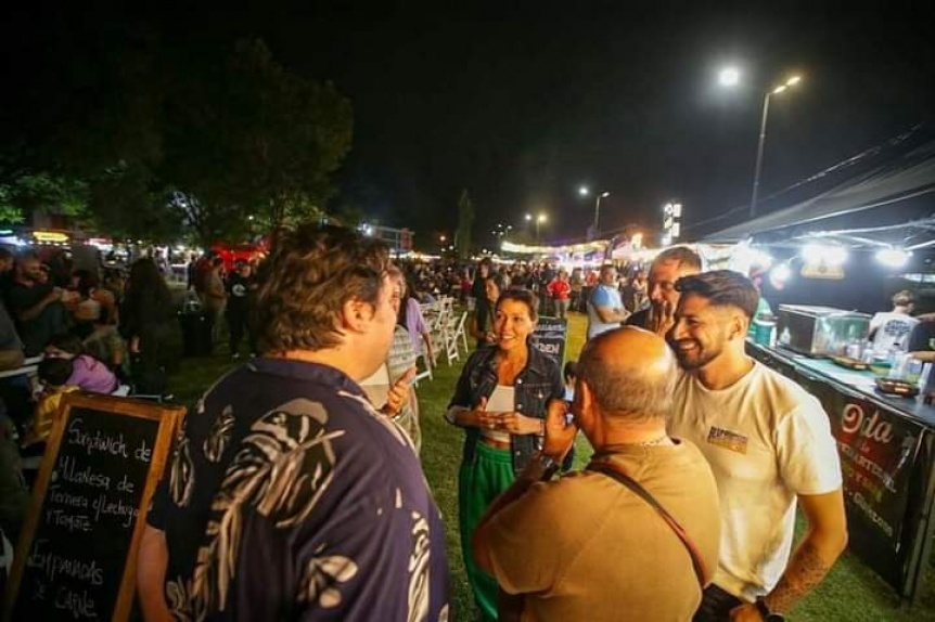 Mayra Mendoza junto a miles de vecinos en una nueva edición del Festival de la Cerveza en el Parque Lineal de Don Bosco