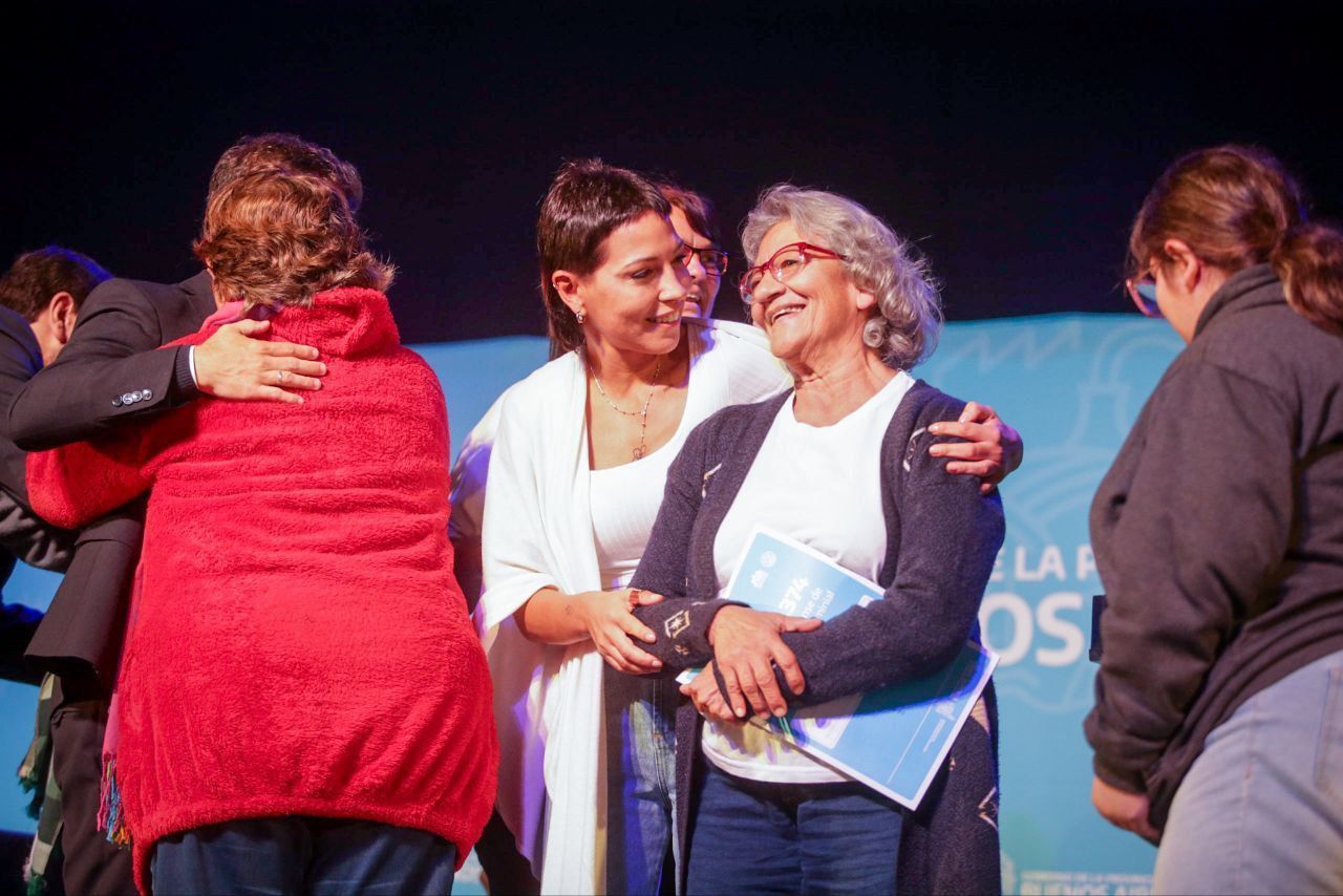 Kicillof  y Mayra Mendoza entregaron escrituras a 460 familias quilmeñas
