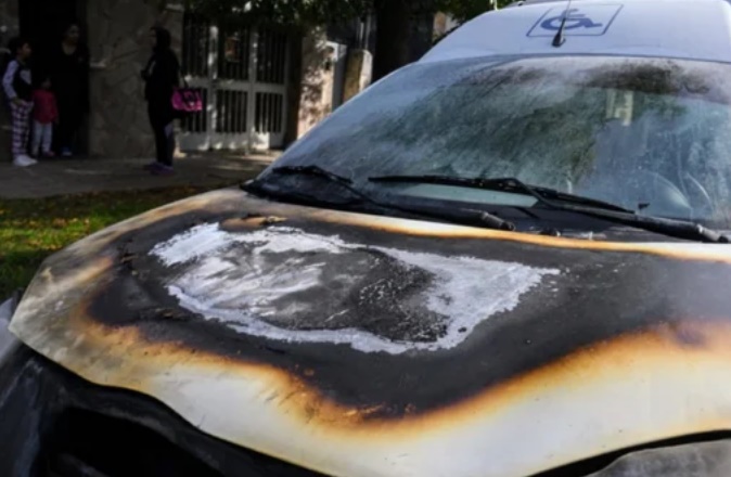 Incendios de autos y nuevas amenazas contra Bullrich y Pullaro en Rosario