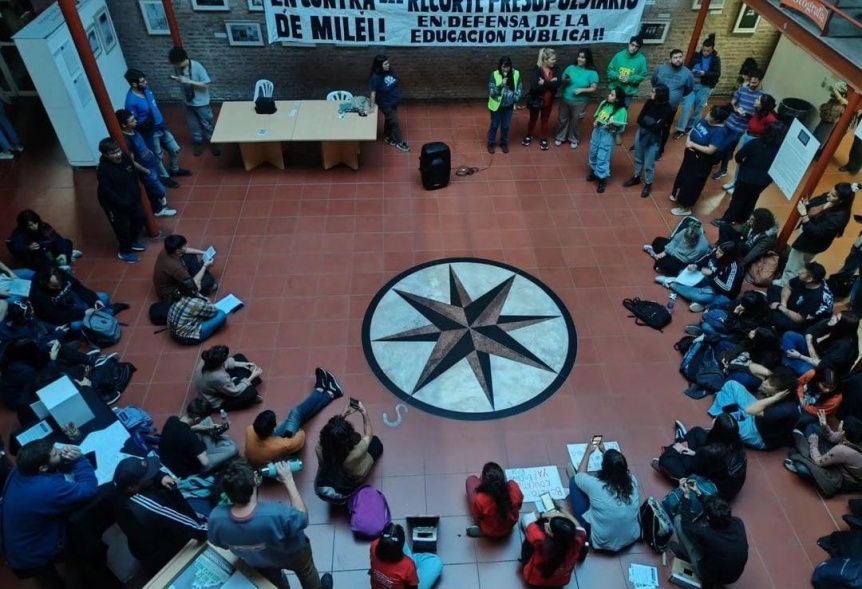 La marcha “en defensa de la educación pública” sumó referentes sociales, políticos y universidades privadas