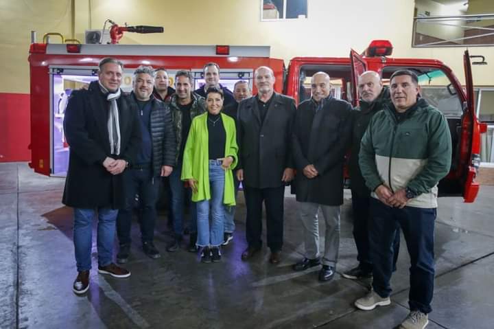 Mayra Mendoza participó de la presentación de una nueva unidad para los Bomberos Voluntarios de Bernal