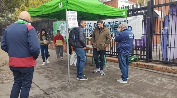 La Multisectorial Quilmes juntó firmas frente al Municipio en rechazo a la Ley Bases