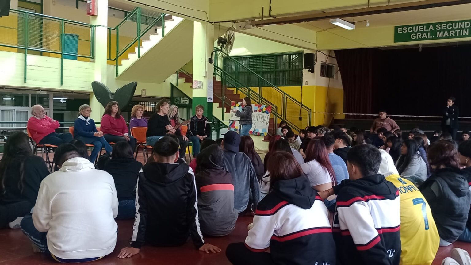 “Teatro X la Identidad” se presentó en la Escuela Secundaria N° 5 “General Martín Rico” de Ezpeleta y reflexionaron sobre el valor de la Memoria