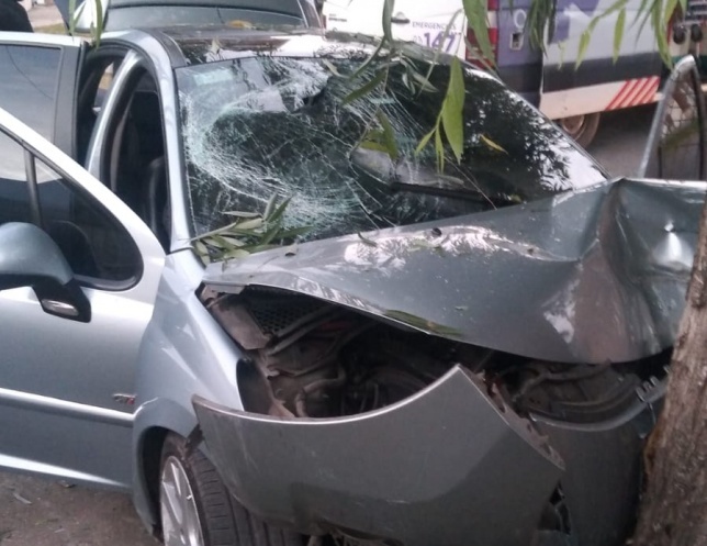 Salía de bailar con amigos, manejaba alcoholizado y chocó contra un árbol: cinco heridos en Laprida y Larrea