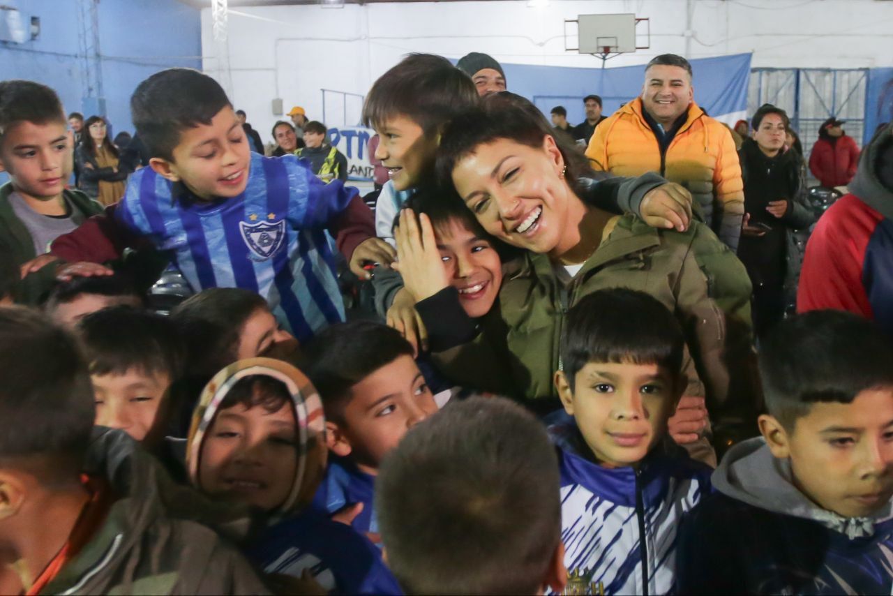 Entregaron kits con material deportivo a niños de clubes infantiles de Solano