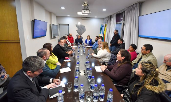 Andrés Watson y Cristina Álvarez Rodríguez junto a representantes de iglesias varelenses