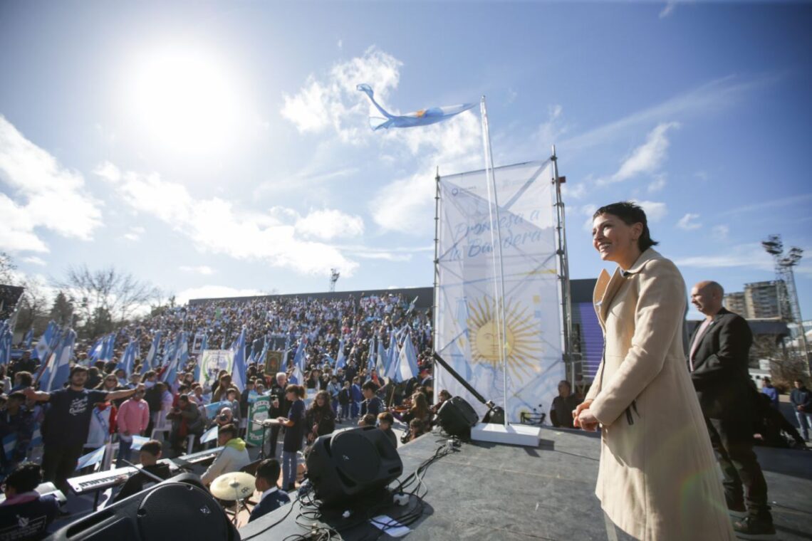 Mayra Mendoza tomó la promesa a la bandera a más de 3.700 estudiantes quilmeños de 4º año