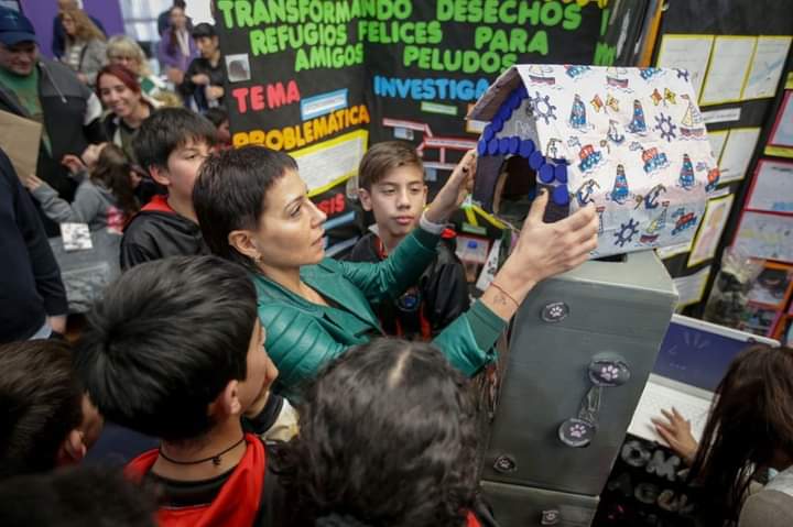 Mayra Mendoza visitó la 16° Feria Distrital de Educación, Arte, Ciencia y Tecnología