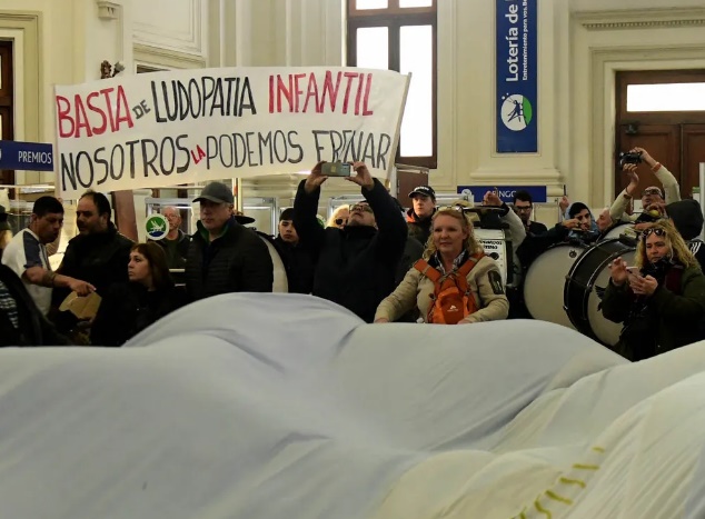 Agencieros de loterías bonaerenses se manifestarán otra vez en La Plata; alertan por la ludopatía de las apuestas online