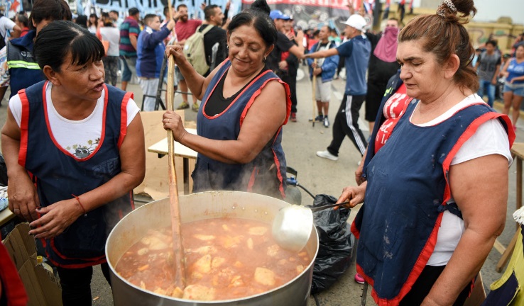 ‘Madres de la Patria’, mujeres que sostienen los comedores de las barriadas