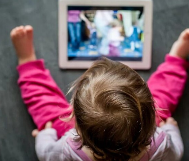 Impulsan una ley para concientizar sobre los riesgos de la exposición de niños a las pantallas