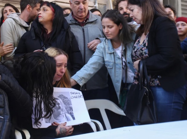 Familiares de los detenidos durante la votación de la Ley Bases convocaron a una nueva movilización para hoy por la tarde