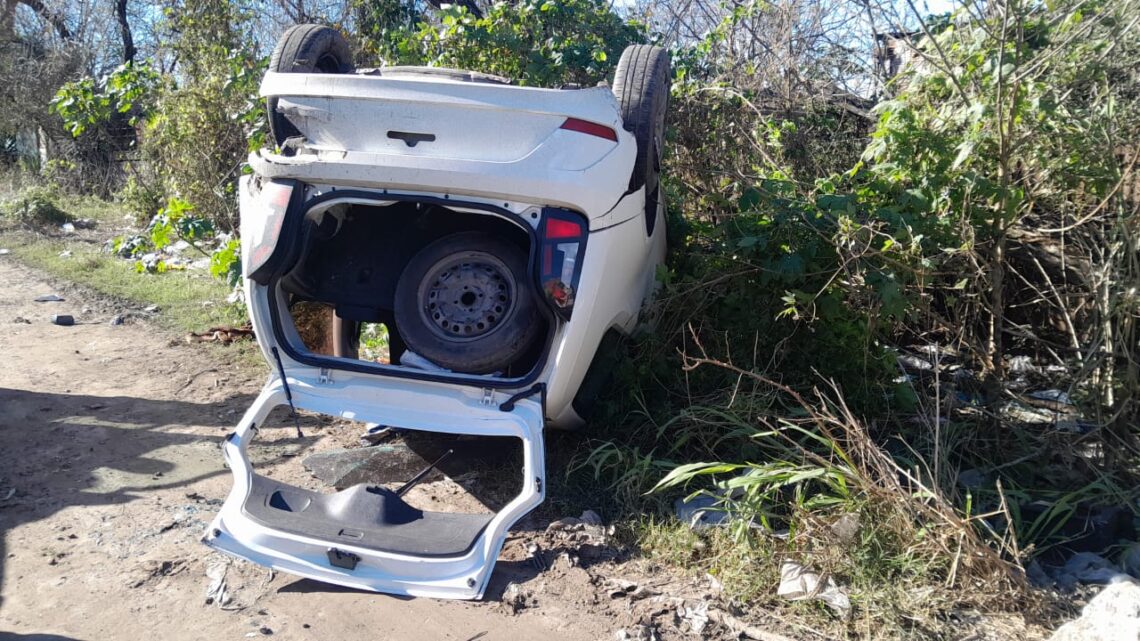 Robaron un auto en Solano, fueron alertados por la Policía, escapaban y tras volcar la unidad falleció uno de los ladrones y el otro fue aprehendido