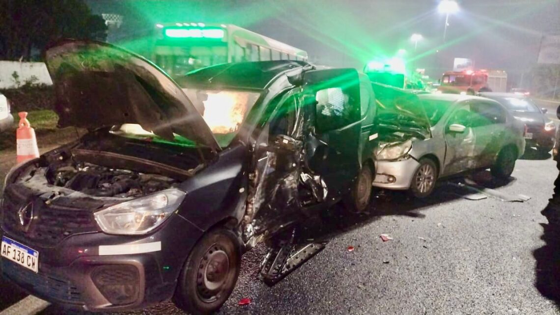 Múltiple choque en la autopista Buenos Aires La Plata: 11 vehículos involucrados