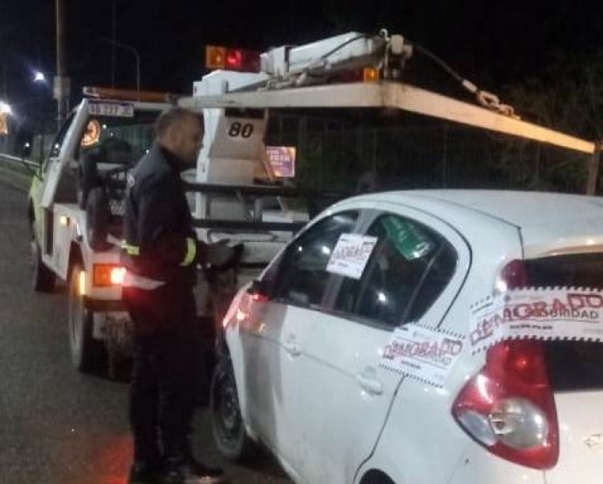 Apedrearon a agentes de Tránsito en Bernal porque la grúa les llevó el auto: fueron aprehendidos