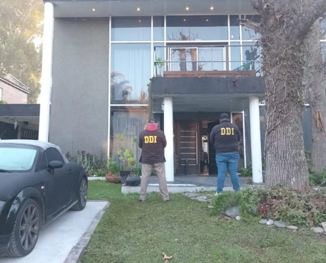 Allanamiento en El Carmen en Berazategui: detienen a vecino del que la Justicia presume fue partícipe en robo millonario de jubilados en Mar del Plata