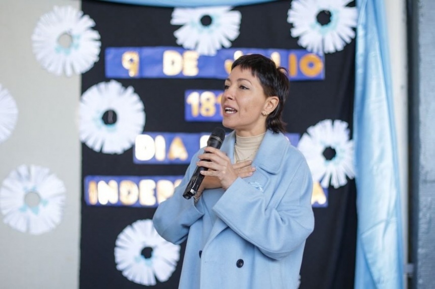 Mayra Mendoza acompañó el acto del Día de la Independencia en la Primaria Nº 71 de Quilmes Oeste