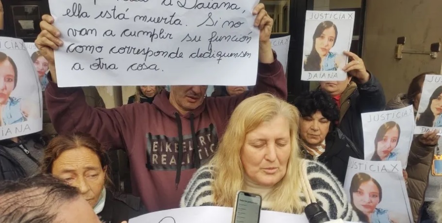 Familiares de Daiana Fontes, la joven que apareció con signos de ahorcamiento en Ezpeleta, se manifestaron frente a los Tribunales y reclamaron justicia