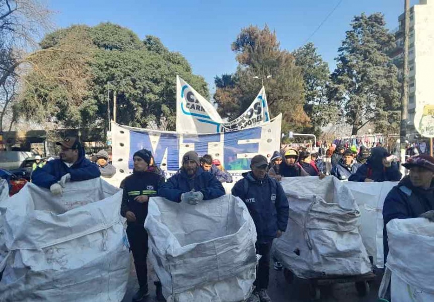 Piquete de carreros y cartoneros frente a Tribunales de Quilmes en reclamo de un caballo