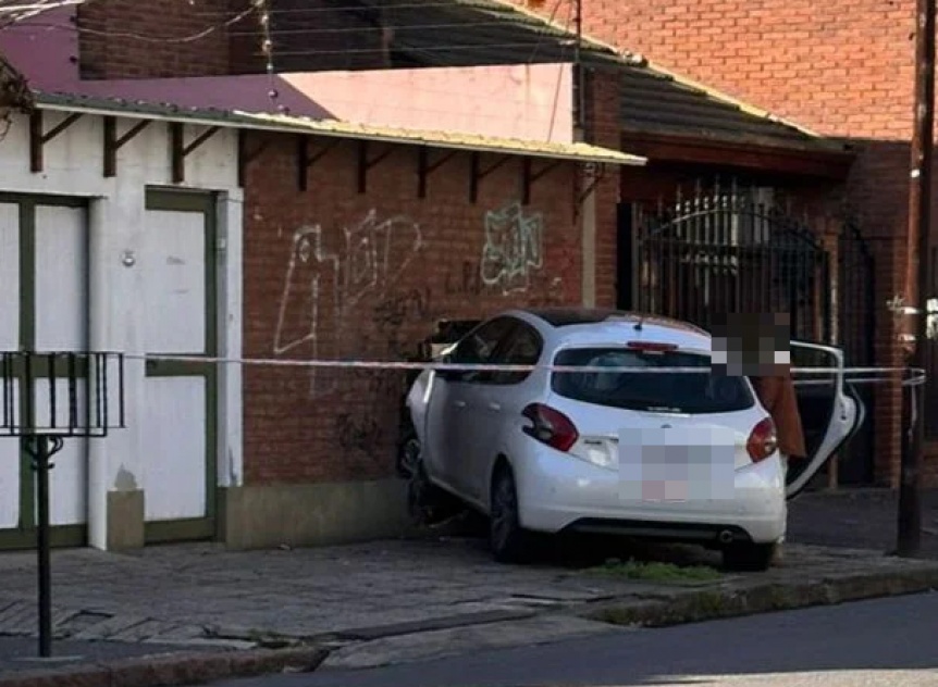 Estrellaron un auto contra la puerta de una casa en Quilmes Centro